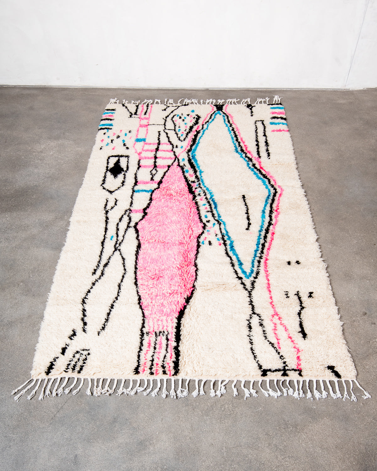 Modern designer handcrafted Berber rug from Morocco. Azilal rug with beautiful colors and patterns. Made of sheep’s wool and colourful cotton.